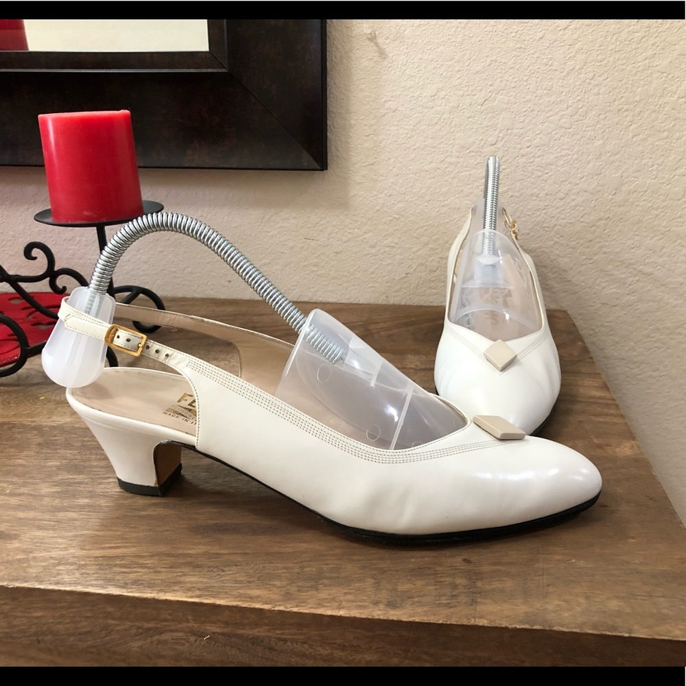 Salvatore Ferragamo Beige Vintage 90's Shoes 10 AA